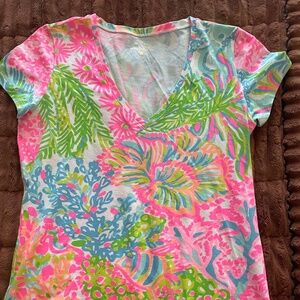 Lilly Pulitzer More Lovers Coral V Neck T-Shirt Size S